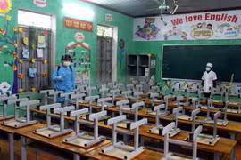 Phun hóa chất tiêu độc khử trùng tại trường. (Ảnh: Đồng Thúy/TTXVN)