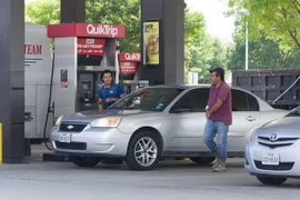 Tại một trạm bán xăng dầu ở Plano, Texas (Mỹ). (Ảnh: THX/TTXVN)
