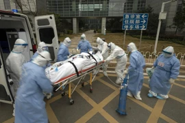 Chuyển bệnh nhân nhiễm COVID-19 tới điều trị tại bệnh viện Tongji ở Vũ Hán, tỉnh Hồ Bắc, Trung Quốc ngày 6/3/2020. (Ảnh: THX/TTXVN)