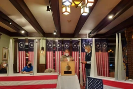 Cử tri bỏ phiếu bầu Tổng thống Mỹ 2020 trong Ngày Bầu cử tại điểm bầu cử ở thị trấn Dixville Notch, bang New Hampshire, Mỹ ngày 3/11/2020. (Ảnh: THX/TTXVN)