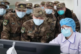 Các nhân viên y tế được điều động tới điều trị cho các bệnh nhân tại bệnh viện ở Vũ Hán, Trung Quốc, ngày 31/1/2020. (Ảnh: THX/TTXVN)