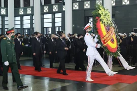 Đoàn đại biểu Ban Chấp hành Trung ương Đảng, các đồng chí lãnh đạo, nguyên lãnh đạo Đảng, Nhà nước do Thủ tướng Nguyễn Xuân Phúc dẫn đầu, viếng nguyên Tổng Bí thư Lê Khả Phiêu. (Ảnh: TTXVN)