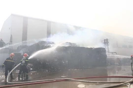 Cháy khu vực sản xuất đồ gỗ, 5.000 m2 nhà xưởng bị thiêu rụi