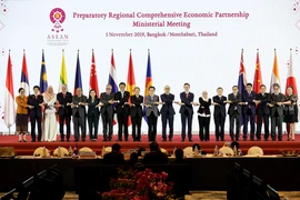 Các đại biểu chụp ảnh chung tại Hội nghị Cấp Bộ trưởng về Hiệp định Đối tác kinh tế toàn diện khu vực (RCEP) ở Nontha Buri, Thái Lan ngày 1/11/2019. (Ảnh: Lý Hữu Kiên/TTXVN)