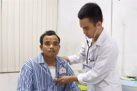 Bệnh nhân Y Nhi Ayun được thăm khám trước khi xuất viện. (Ảnh: Tuấn Anh/TTXVN)