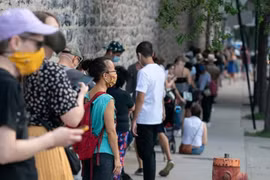 Người dân Canada xếp hàng chờ xét nghiệm. (Nguồn: cbc.ca)