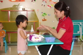 Cô giáo hướng dẫn trẻ rửa tay sát khuẩn. (Ảnh minh họa. Hoàng Ngà/TTXVN)
