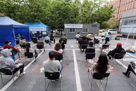 Người dân xếp hàng chờ xét nghiệm COVID-19 tại Seoul, Hàn Quốc ngày 12/5/2020. (Ảnh: Yonhap/TTXVN)