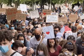 Biểu tình chống phân biệt chủng tộc tại Budapest, Hungary, ngày 7/6/2020. (Ảnh: THX/TTXVN)