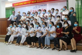 Đoàn y, bác sỹ tình nguyện tỉnh Bình Định chính thức lên đường chi viện Đà Nẵng chống dịch Covid-19 trước lúc lên đường làm nhiệm vụ. (Ảnh: Phạm Kha/TTXVN)