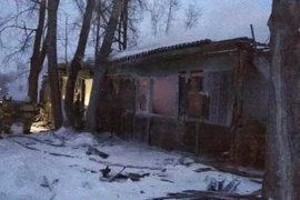 Nhân viên cứu hỏa làm nhiệm vụ tại hiện trường vụ cháy nhà ở tỉnh Tomsk, Nga ngày 21/1/2020. (Ảnh: AFP/TTXVN)