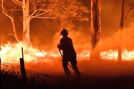 Lực lượng cứu hỏa nỗ lực dập lửa cháy rừng tại New South Wales, Australia. (Ảnh: AFP/TTXVN)