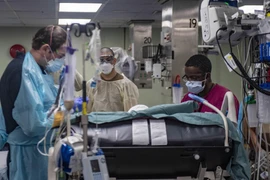 Nhân viên y tế Mỹ chuyển bệnh nhân nhiễm COVID-19 từ tàu bệnh viện USNS Comfort về tiếp tục điều trị tại một bệnh viện địa phương ở New York. (Ảnh: AFP/TTXVN)