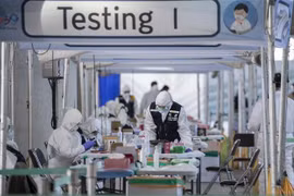Trạm xét nghiệm COVID-19 lưu động tại sân bay quốc tế Incheon, Hàn Quốc. (Ảnh: THX/TTXVN)