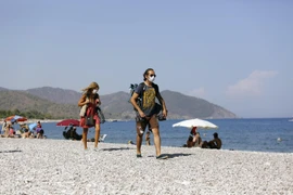 Người dân đeo khẩu trang phòng lây nhiễm COVID-19 tại Antalya, Thổ Nhĩ Kỳ, ngày 14/9/2020. (Ảnh: THX/TTXVN)