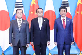 Tổng thống Hàn Quốc Moon Jae-in (bên trái), Thủ tướng Trung Quốc Lý Khắc Cường (ở giữa) và Thủ tướng Nhật Bản Shinzo Abe (bên phải) tại cuộc gặp ở Thành Đô, Trung Quốc ngày 24/12/2019. (Ảnh: THX/TTXVN)