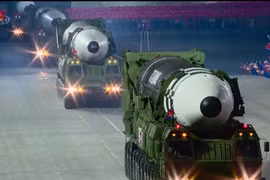 Quân đội Triều Tiên giới thiệu một mẫu tên lửa đạn đạo xuyên lục địa (ICBM) hoàn toàn mới. (Ảnh: AFP/TTXVN)