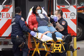 Chuyển bệnh nhân nhiễm COVID-19 tới bệnh viện Wyckoff ở New York, Mỹ, ngày 5/4/2020. (Ảnh: AFP/TTXVN)