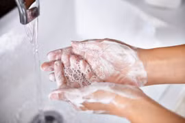 Những bí quyết giúp phái đẹp có làn da mềm mại dù rửa tay cả ngày