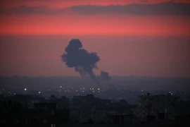 Cột khói bốc lên sau vụ tấn công của các máy bay chiến đấu Israel nhằm vào mục tiêu của Hamas tại Gaza ngày 21/8/2020. (Ảnh: AFP/TTXVN)