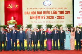 Chủ tịch Quốc hội Nguyễn Thị Kim Ngân chụp ảnh lưu niệm với các đại biểu dự Đại hội. (Ảnh: Trọng Đức/TTXVN)