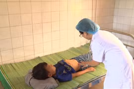 Học sinh được điều trị tại Bệnh viện đa khoa huyện Bắc Hà. (Ảnh: Hương Thu/TTXVN) 