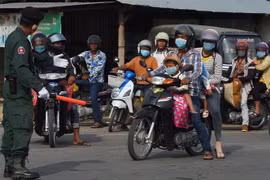 Người dân đeo khẩu trang phòng lây nhiễm COVID-19 tại Campuchia. Ảnh: AFP/TTXVN)