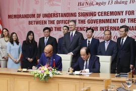Bộ trưởng, Chủ nhiệm Văn phòng Chính phủ Mai Tiến Dũng và Quyền Giám đốc Quốc gia USAID Việt Nam Bradley Bessire ký Biên bản ghi nhớ triển khai thoả thuận chung chiến lược Chương trình xây dựng năng lực trong lĩnh vực Chính phủ điện tử của Việt Nam. (Ảnh: