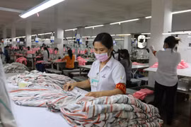 Sản xuất hàng may mặc tại Công ty Cổ phần Thương mại xuất nhập khẩu May Phương Nam (quận Gò Vấp). (Ảnh: Thanh Vũ/TTXVN)