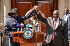Tổng thống Nam Sudan Salva Kiir (trái) và lãnh đạo đối lập Riek Machar (phải) trong cuộc họp báo sau đàm phán về thành lập Chính phủ mới tại Juba, Nam Sudan ngày 17/12/2019. (Ảnh: AFP/TTXVN)