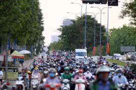 Các phương tiện lưu thông trên đường Mai Chí Thọ, Thành phố Hồ Chí Minh. (Ảnh: Tiến Lực/TTXVN)