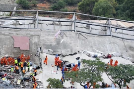 Nhân viên cứu hộ tìm kiếm các nạn nhân trong vụ sập khách sạn ở Tuyền Châu, tỉnh Phúc kiến, Trung Quốc, ngày 8/3. (Ảnh: THX/TTXVN)