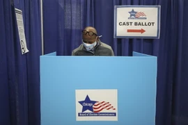 Cử tri bỏ phiếu sớm bầu Tổng thống Mỹ 2020 tại điểm bầu cử ở Chicago, bang Illinois. (Ảnh: AFP/TTXVN)