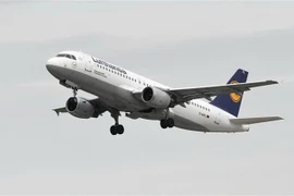 Máy bay của hãng hàng không Lufthansa tại sân bay ở Duesseldorf, miền tây nước Mỹ. (Ảnh: AFP/TTXVN)
