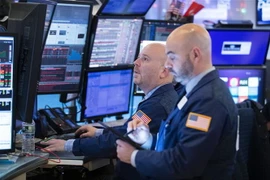 Giao dịch viên làm việc tại sàn giao dịch chứng khoán ở New York, Mỹ. (Ảnh: THX/TTXVN)