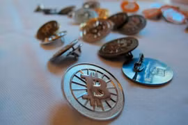 Biểu tượng tiền ảo Bitcoin. (Nguồn: AP)