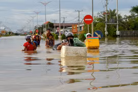 Người dân sơ tán khỏi các khu vực ngập lụt ở Phnom Penh, Campuchia, ngày 17/10/2020. (Ảnh: AFP/TTXVN)