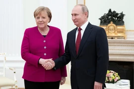 Tổng thống Nga Vladimir Putin (phải) và Thủ tướng Đức Angela Merkel (trái) trong cuộc gặp tại Moskva, Nga, ngày 11/1/2020. (Ảnh: AFP/TTXVN)