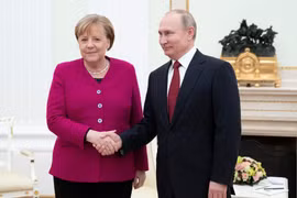 Tổng thống Nga Vladimir Putin (phải) và Thủ tướng Đức Angela Merkel (trái) trong cuộc gặp tại Moskva, Nga, ngày 11/1/2020. (Ảnh: AFP/TTXVN)