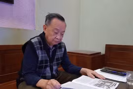 Kỹ sư Phạm Lộc đang say sưa đọc Nội san Thông tấn. (Ảnh: Đinh Thuận/TTXVN)