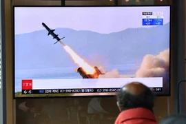 Người dân theo dõi qua màn hình tivi tại nhà ga đường sắt ở Seoul (Hàn Quốc) vụ phóng thử tên lửa hành trình tầm ngắn của Triều Tiên, ngày 14/4/2020. (Ảnh: AFP/TTXVN)