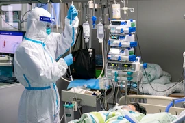 Chăm sóc bệnh nhân bệnh viêm phổi do nhiễm virus corona tại bệnh viện ở Vũ Hán, Trung Quốc, ngày 24/1. (Ảnh: THX/TTXVN)