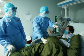 Bệnh nhân nhiễm COVID-19 được điều trị tại bệnh viện dã chiến ở Vũ Hán, tỉnh Hồ Bắc, Trung Quốc, ngày 17/3/2020. (Ảnh: THX/ TTXVN)