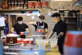 Mỗi ngày nhà hàng Phở cung cấp suất ăn trưa miễn phí cho các y bác sỹ tại 8 bệnh viện và trạm xá ở khu vực gần nhà hàng. (Ảnh: Trần Hiếu/TTXVN)