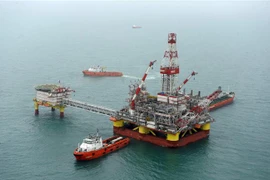 Giàn khoan dầu LSP-1 của Tập đoàn LUKOIL thuộc Nga ở ngoài khơi Biển Caspi, cách Astrakhan khoảng 180km. (Ảnh: AFP/TTXVN)