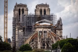 Nhà thờ Đức Bà ở Paris, Pháp trong quá trình phục dựng sau hỏa hoạn. (Ảnh: THX/TTXVN)