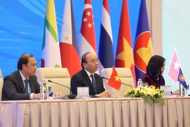 Thủ tướng Nguyễn Xuân Phúc, Chủ tịch ASEAN 2020 chủ trì buổi họp báo thông tin kết quả Hội nghị Cấp cao ASEAN 37 và các Hội nghị Cấp cao liên quan. (Ảnh: Văn Điệp/TTXVN)