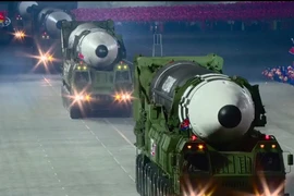 Bệ phóng tên lửa kiêm xe chở (TEL) của mẫu ICBM mới có đến 11 trục, 22 bánh xe. (Ảnh: AFP/TTXVN)