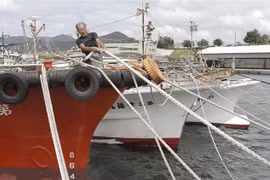 Người dân neo đậu tàu thuyền trước bão Haishen tại Makurazaki, tỉnh Kagoshima, Nhật Bản, ngày 5/9/2020. (Ảnh: AFP/TTXVN)