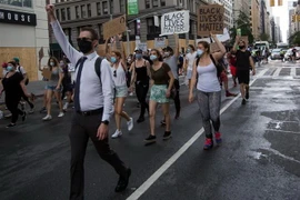 Người dân tham gia biểu tình phản đối phân biệt chủng tộc tại New York, Mỹ. (Ảnh: THX/TTXVN)